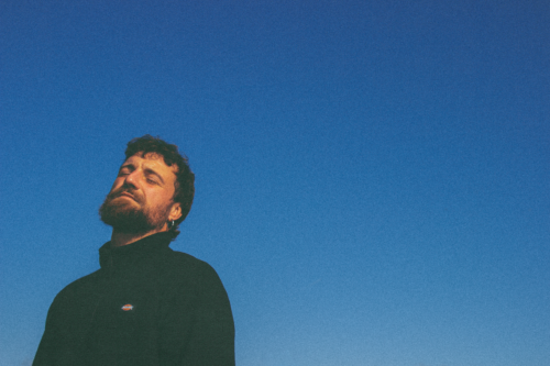 “Postales Perdidas”: una noche con Luis Fercán para escuchar, sentir y conectar